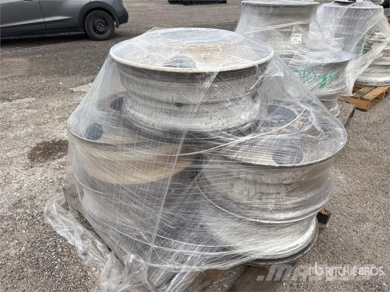  Quantity of (5) Steel 22.5 x 8.25 Wheels 輪胎、車輪和輪圈