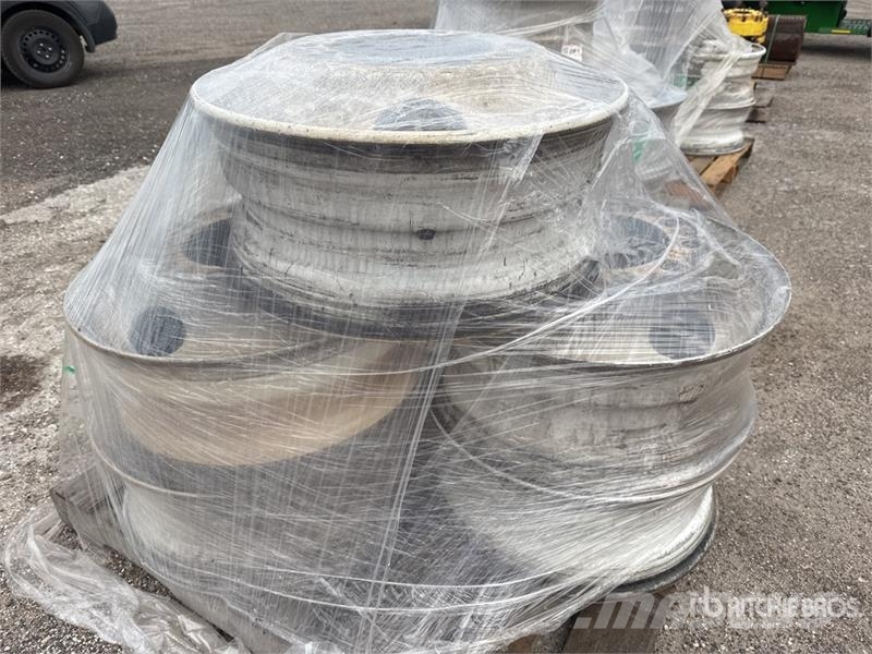  Quantity of (5) Steel 22.5 x 8.25 Wheels 輪胎、車輪和輪圈