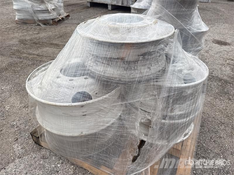  Quantity of (5) Steel 22.5 x 8.25 Wheels Gume, točkovi i felne