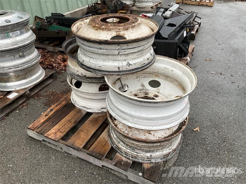 Quantity of (5) Steel 24.5 in Wheels 타이어, 휠 및 림