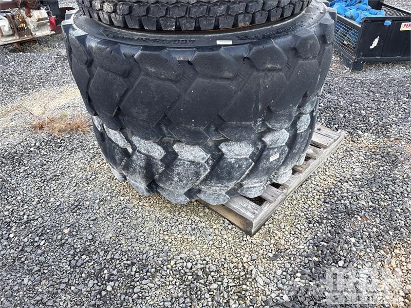  Quantity of (5) Tires Ruedas