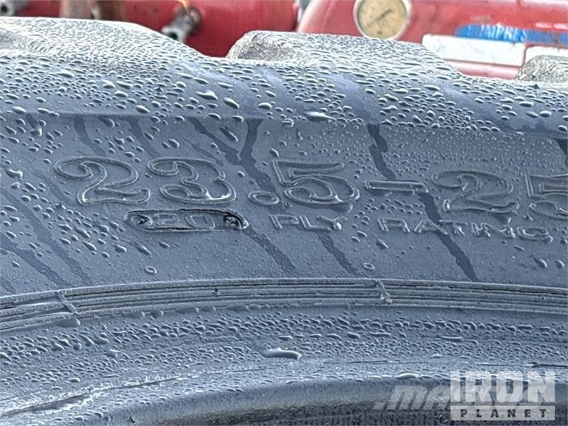  Quantity of (5) Tires Ruedas