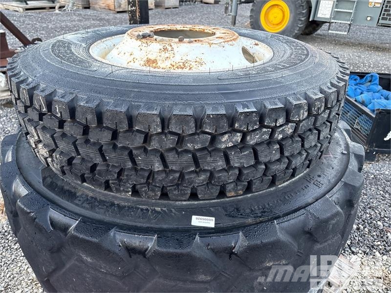  Quantity of (5) Tires Ruedas