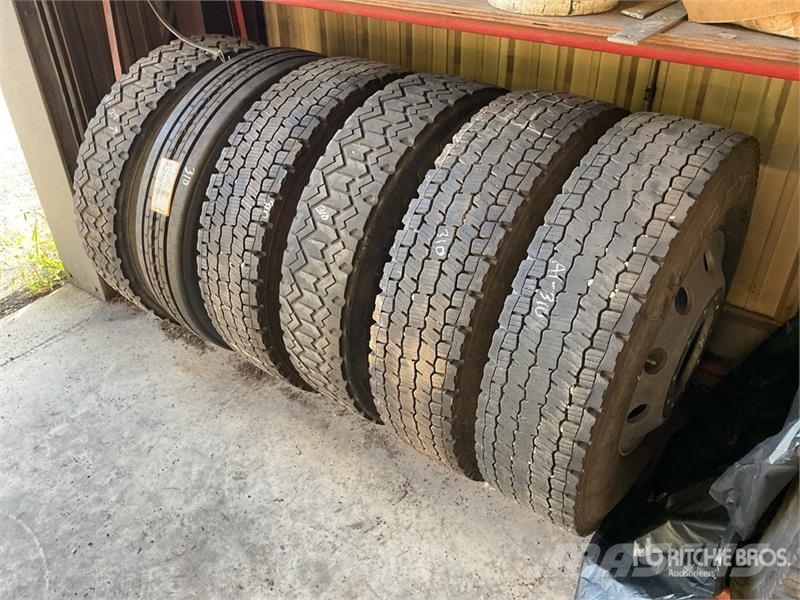 Quantity of 6 11R22.5 Tires w/ Wheels Andre lastebiler