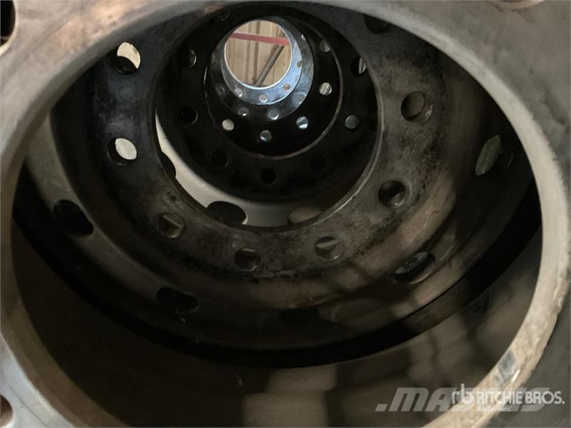 Quantity of 6 11R22.5 Tires w/ Wheels Andre lastebiler