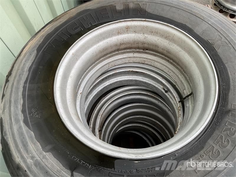 Quantity of (6) 11R22.5 Tires w/ Wheels Transport - Inne