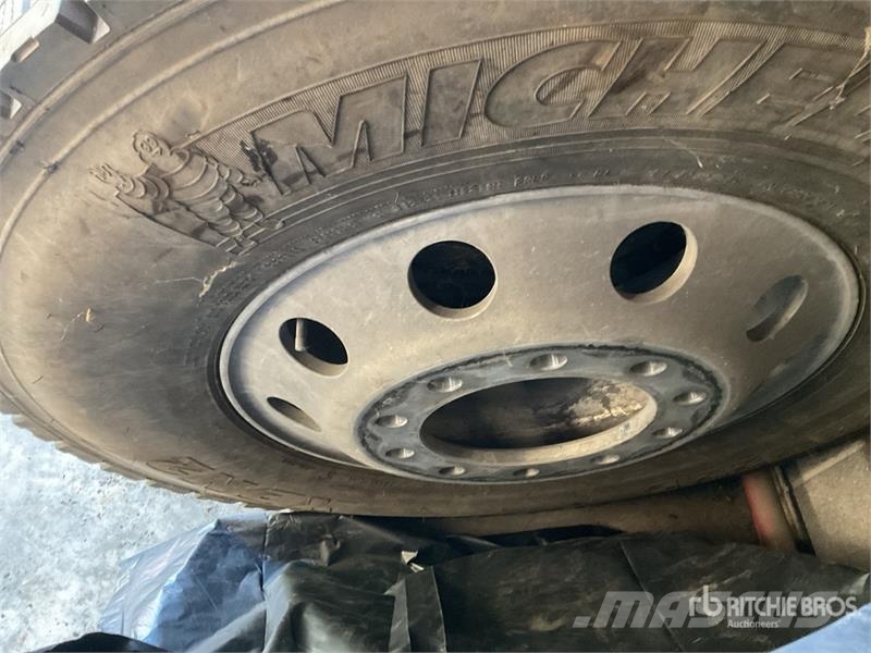 Quantity of 6 11R22.5 Tires w/ Wheels Andre lastebiler