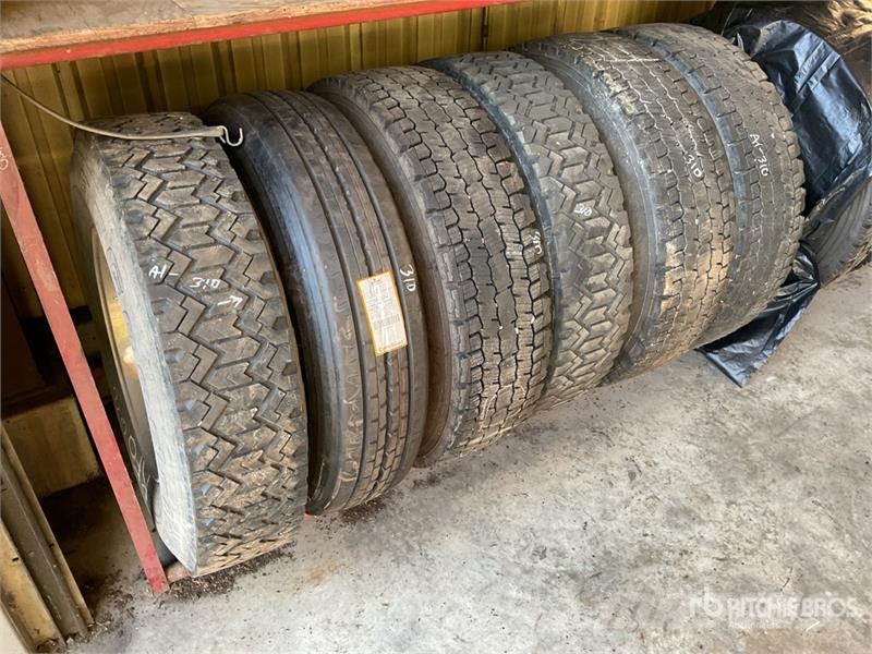 Quantity of 6 11R22.5 Tires w/ Wheels Andre lastebiler