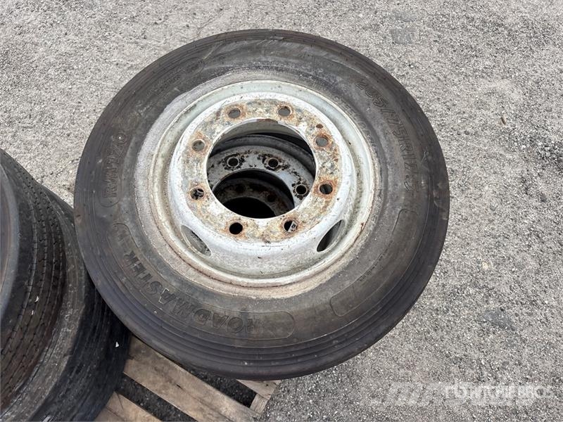 Quantity of (6) 235/75R17.5 Tires w/ Wheels Gume, točkovi i felne