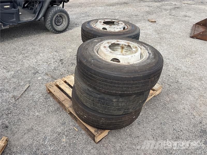 Quantity of (6) 235/75R17.5 Tires W/ Wheels Gume, točkovi i felne