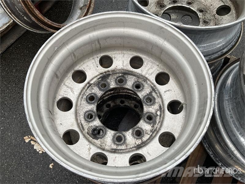 Quantity of (6) 24.5 Aluminum Wheels Gume, točkovi i felne