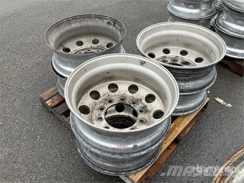 Quantity of (6) 24.5 Aluminum Wheels Gume, točkovi i felne