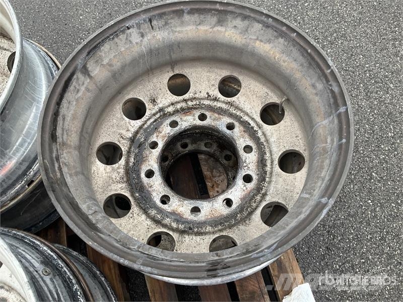 Quantity of (6) 24.5 Aluminum Wheels Gume, točkovi i felne