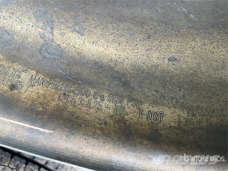 Quantity of (6) Aluminum 24.5 in Wheels 타이어, 휠 및 림