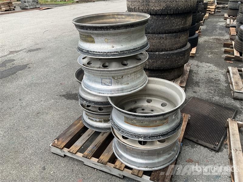 Quantity of (6) Aluminum 24.5 in Wheels 타이어, 휠 및 림