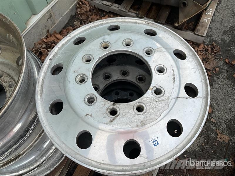 Quantity of (6) Aluminum 24.5 in Wheels 타이어, 휠 및 림