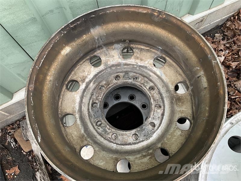 Quantity of (6) Aluminum 24.5 in Wheels 타이어, 휠 및 림