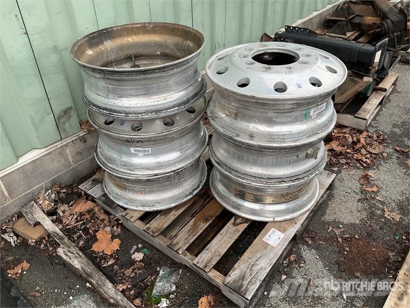 Quantity of (6) Aluminum 24.5 in Wheels 타이어, 휠 및 림
