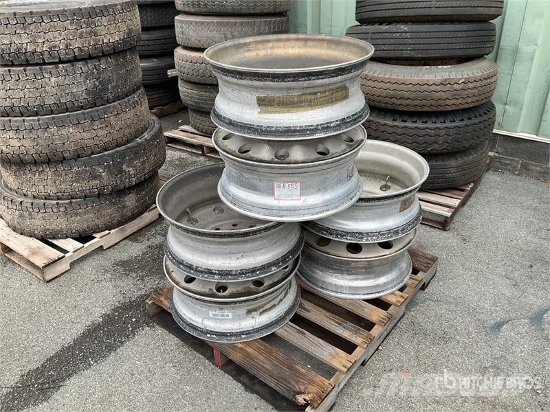 Quantity of (6) Aluminum 24.5 in Wheels 타이어, 휠 및 림