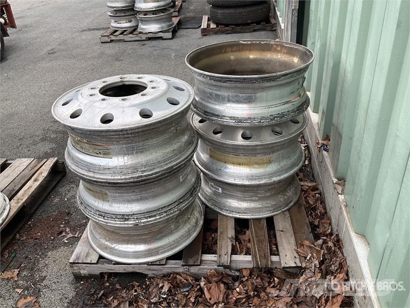 Quantity of (6) Aluminum 24.5 in Wheels 타이어, 휠 및 림