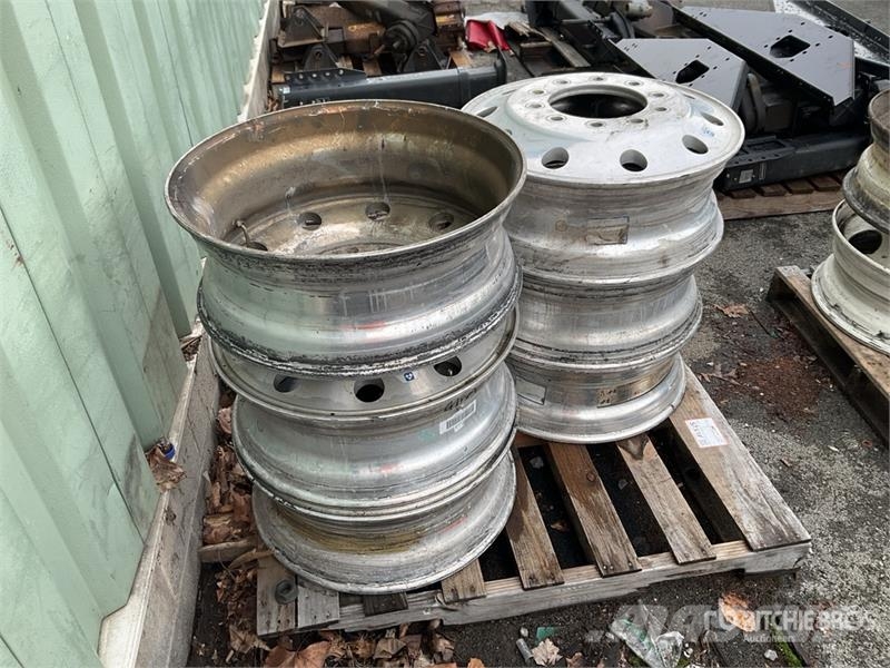 Quantity of (6) Aluminum 24.5 in Wheels 타이어, 휠 및 림