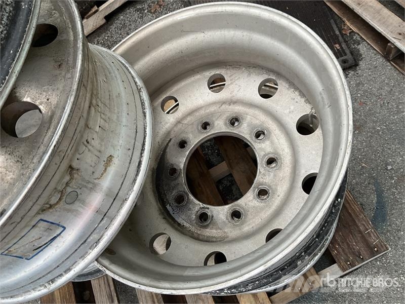 Quantity of (6) Aluminum 24.5 in Wheels 타이어, 휠 및 림