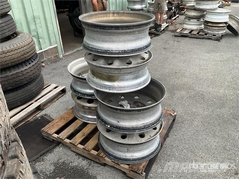 Quantity of (6) Aluminum 24.5 in Wheels 타이어, 휠 및 림