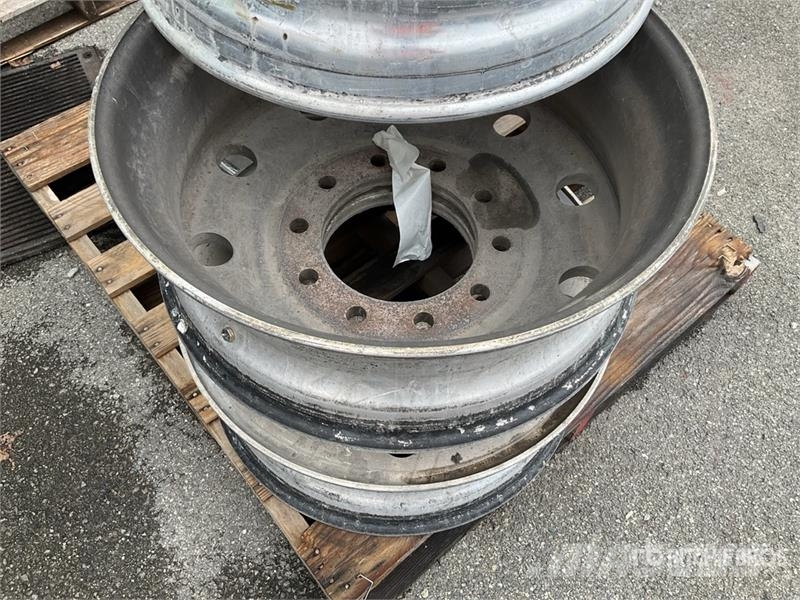 Quantity of (6) Aluminum 24.5 in Wheels 타이어, 휠 및 림