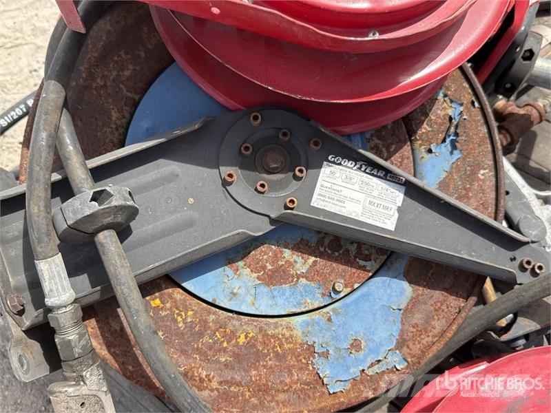  Quantity of (6) Reel Stand ماكينات منفعة عامة