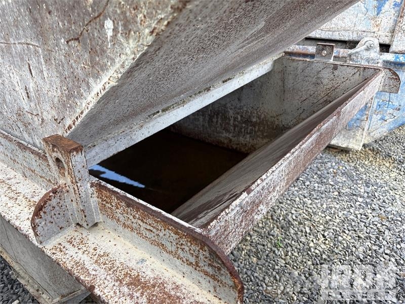 Quantity of (6) Skip Pans 2 ft x 4 ft x 8 ft Outros componentes