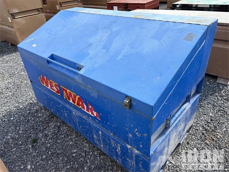  Quantity of (6) Sloped Lid Job Site Box Drugi deli