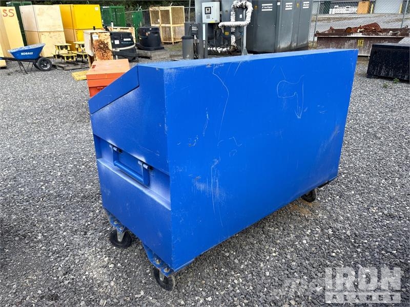  Quantity of (6) Sloped Lid Job Site Box Drugi deli