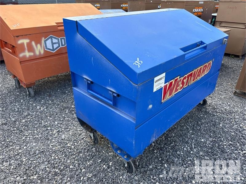  Quantity of (6) Sloped Lid Job Site Box Drugi deli