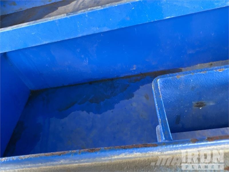  Quantity of (6) Sloped Lid Job Site Box Drugi deli