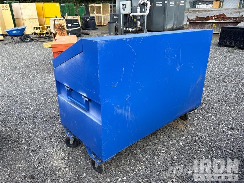  Quantity of (6) Sloped Lid Job Site Box Drugi deli