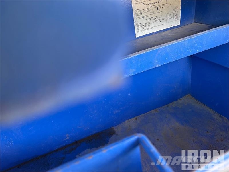  Quantity of (6) Sloped Lid Job Site Box Drugi deli