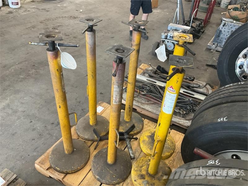 Quantity of (6) Trailer Stabilizing Jacks Egyéb alkatrészek