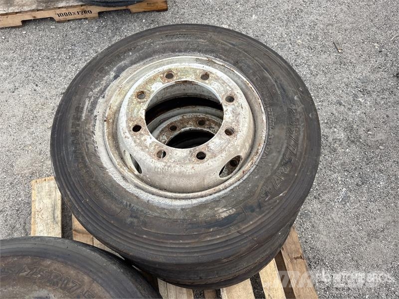 Quantity of (6) Wheels Gume, kolesa in platišča