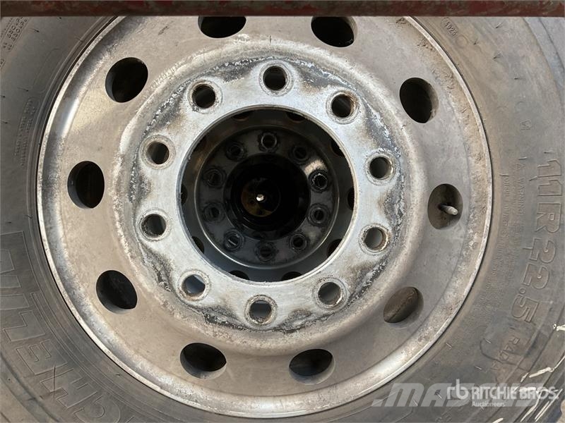Quantity of (7) 11R22.5 Wheels and Tires Dekk, hjul og felger