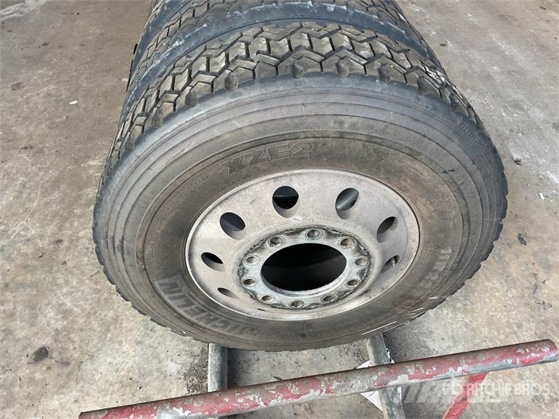 Quantity of (7) 11R22.5 Wheels and Tires Dekk, hjul og felger