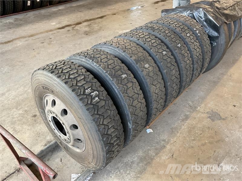 Quantity of (7) 11R22.5 Wheels and Tires Dekk, hjul og felger