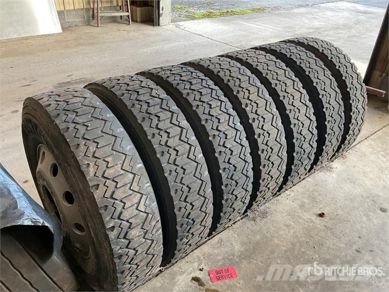 Quantity of (7) 11R22.5 Wheels and Tires Dekk, hjul og felger