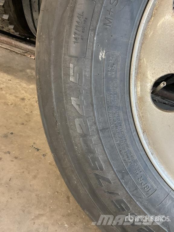  Quantity of (7) 11R24.5 Wheels and Tires الإطارات والعجلات والحافات