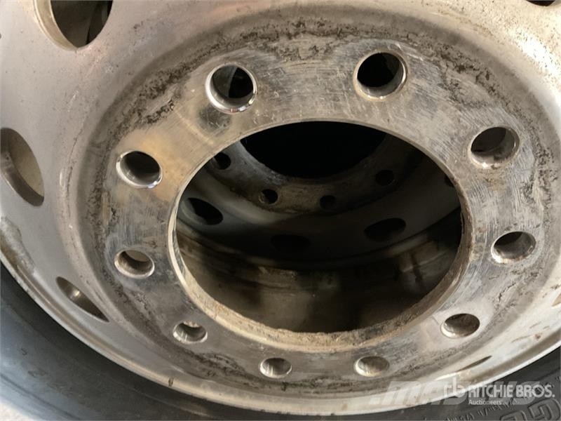  Quantity of (7) 11R24.5 Wheels and Tires الإطارات والعجلات والحافات