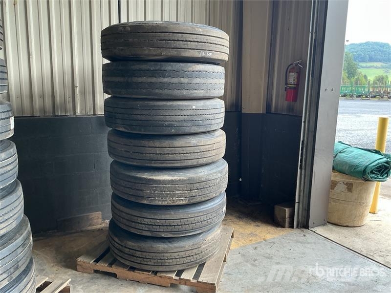  Quantity of (7) 24.5 Aluminum Wheels with Tires 輪胎、車輪和輪圈