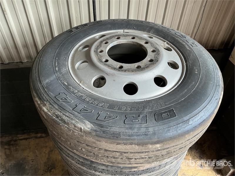  Quantity of (7) 24.5 Aluminum Wheels with Tires 輪胎、車輪和輪圈