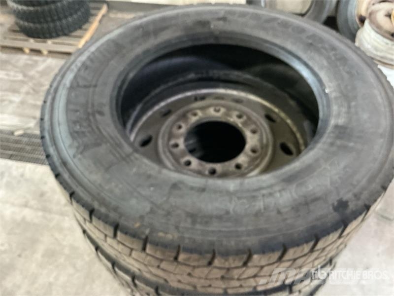 Quantity of (7) 275/80R24.5 Recapped Tires Gumiabroncsok, kerekek és felnik
