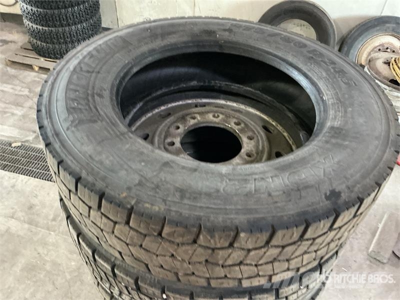 Quantity of (7) 275/80R24.5 Recapped Tires Gumiabroncsok, kerekek és felnik