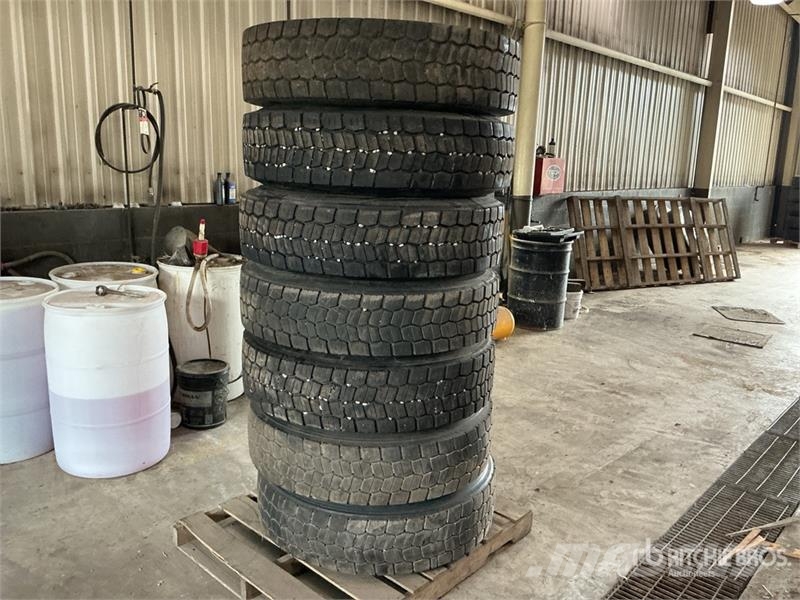 Quantity of (7) 275/80R24.5 Recapped Tires Gumiabroncsok, kerekek és felnik