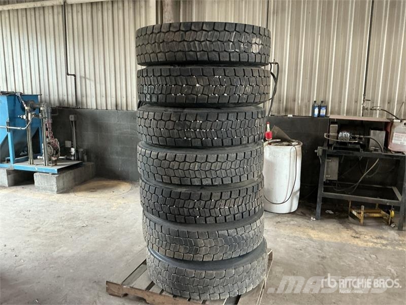 Quantity of (7) 275/80R24.5 Recapped Tires Gumiabroncsok, kerekek és felnik